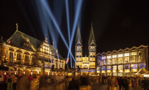 Auf dem Rathausplatz findet die Eröffnung des Musikfests statt mit vielen Menschen. Auf dem Rathausplatz findet die Eröffnung des Musikfests statt mit vielen Menschen.